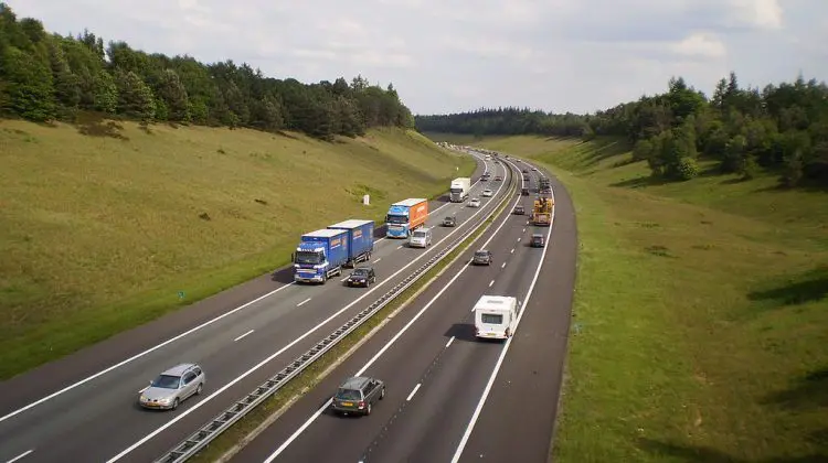 Transportatorii moldoveni care circulă în Olanda vor plăti taxe rutiere după un nou sistem: Eurovinieta este eliminată