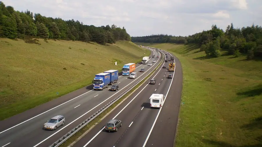 Transportatorii moldoveni care circulă în Olanda vor plăti taxe rutiere după un nou sistem: Eurovinieta este eliminată