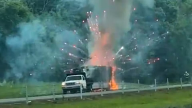 VIDEO „Revelion” pe autostradă: un camion cu artificii a fost făcut scrum