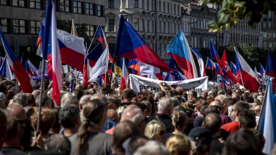 Cehia: mii de oameni au ieșit în stradă la Praga pentru independența mass-mediei publice