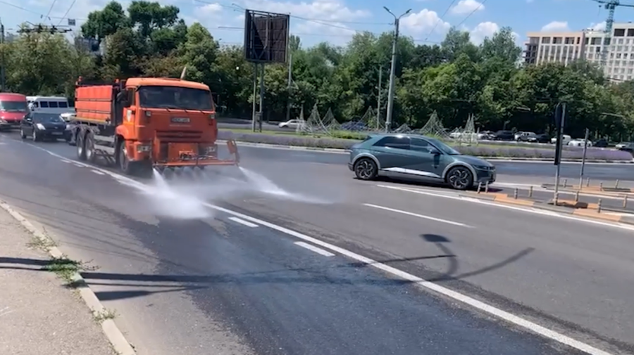 VIDEO Caniculă în Capitală: Străzile din oraș sunt stropite cu apă