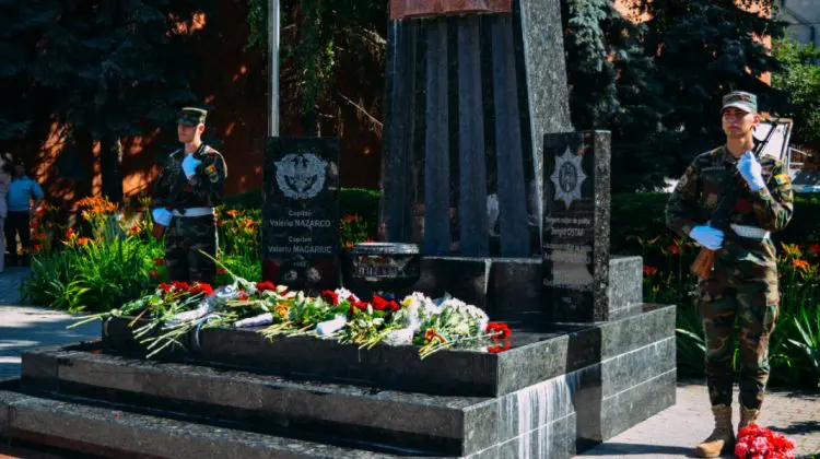 34 de ani de la luptele de pe platoul Varnița-Tighina. Militari și veterani au adus un omagiu celor căzuți