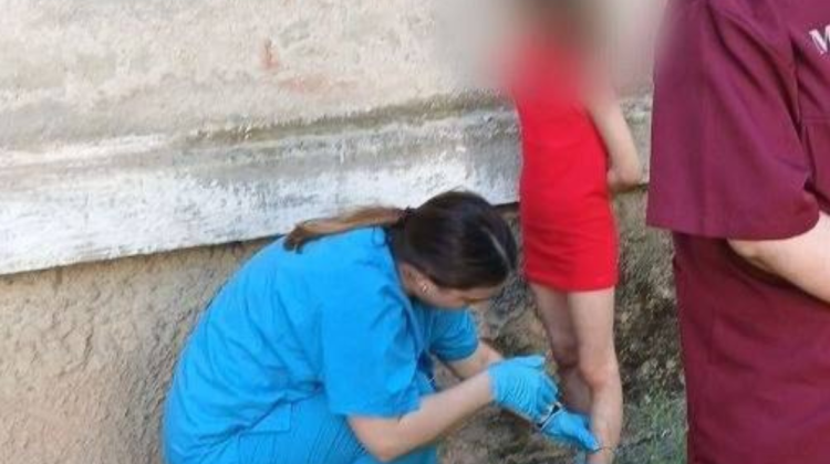 A rămas nevătămată prin minune! O fetiță a căzut peste geam, de la etajul 3. Modul miraculos prin care s-a salvat