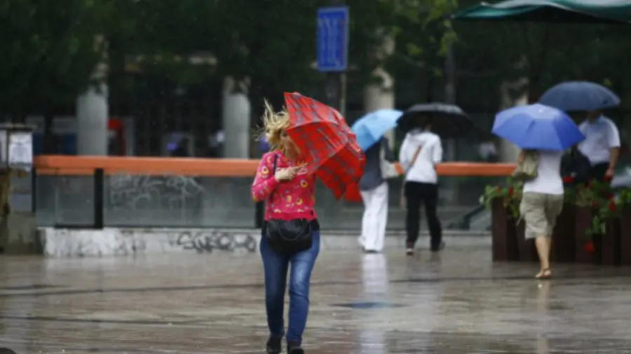 Cod galben în acest weekend: furtuni sâmbătă și ploi puternice duminică