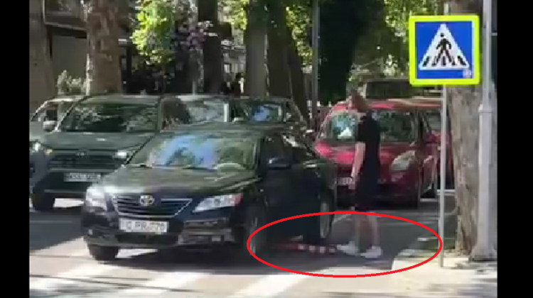 Ce amendă au primit șoferii care au mers cu mașina peste piloni de delimitare a pistei de bicicliști