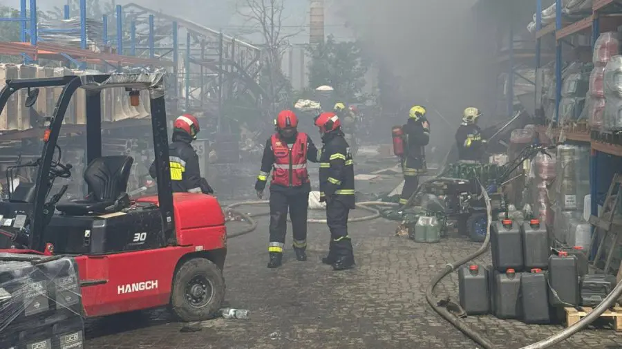 Incendiul devastator de la un depozit auto din sectorul Ciocana: Prejudiciul estimat se ridică la circa 30 milioane lei