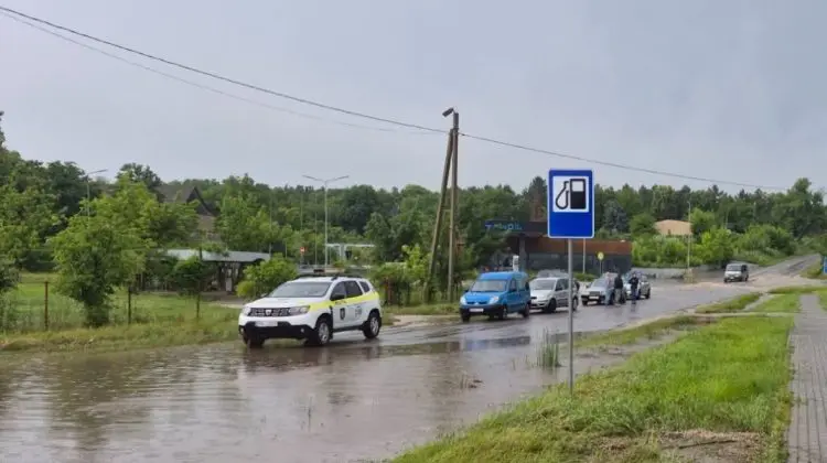 VIDEO Atenție, șoferi! Circulație blocată pe drumul Pepeni-Bălășești din cauza ploilor