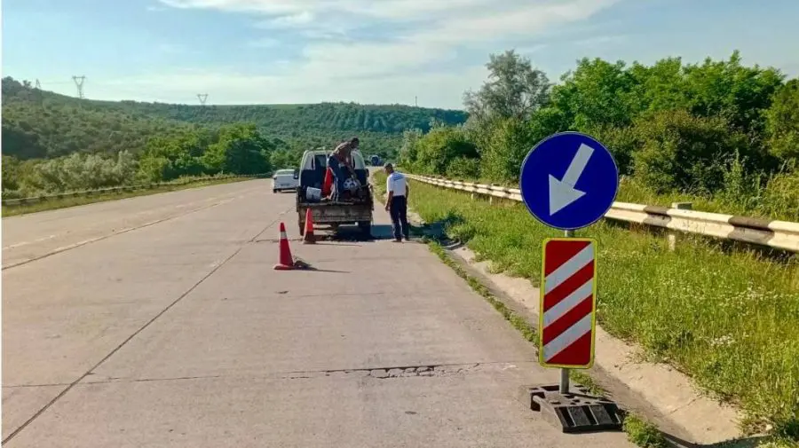 Atenție, șoferi! Canicula afectează drumurile. Plăcile de beton de pe traseul Chișinău–Bălți s-au deformat