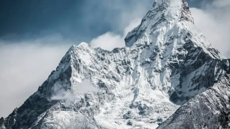 „Am început să mestec gheață”. Cum a supravețuit alpinistul nepalez blocat pe Muntele Everest