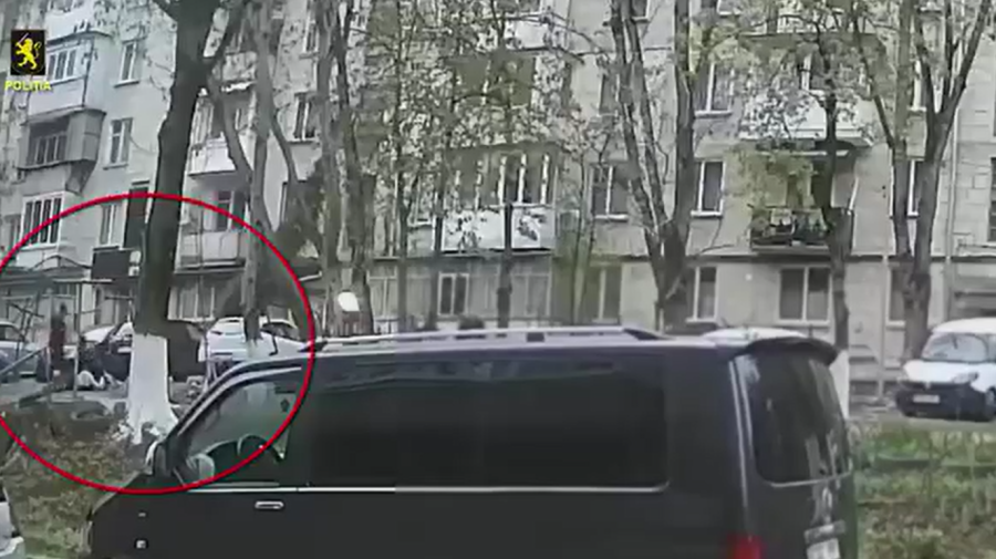 VIDEO Doi bărbați din Capitală, cercetați penal după ce ar fi bătut și jefuit un tânăr de 22 de ani