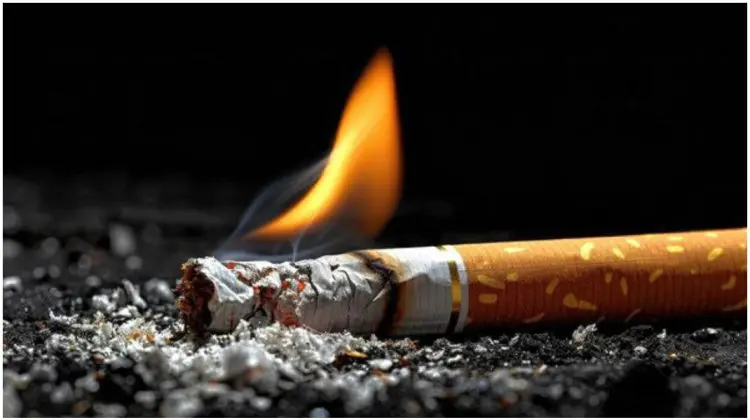 Neglijența la fumat face victime. Un bărbat de 65 de ani a fost salvat din apartamentul în flăcări