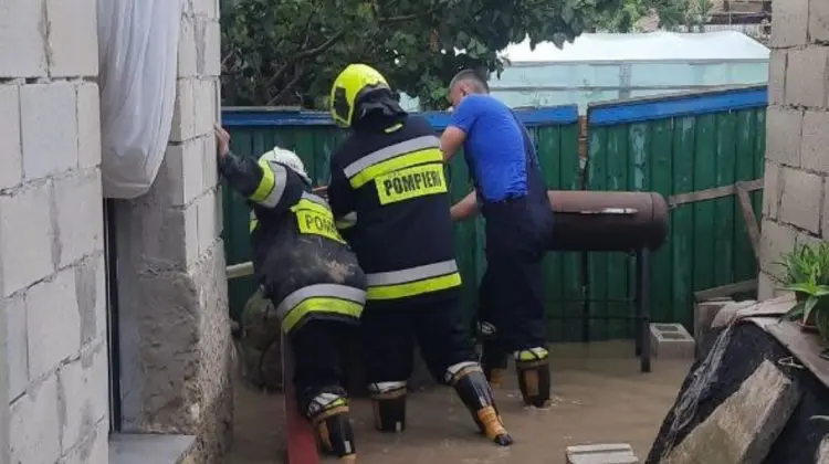 Ploile torențiale fac ravagii în Moldova: IGSU a intervenit în 13 situații, majoritatea la Telenești