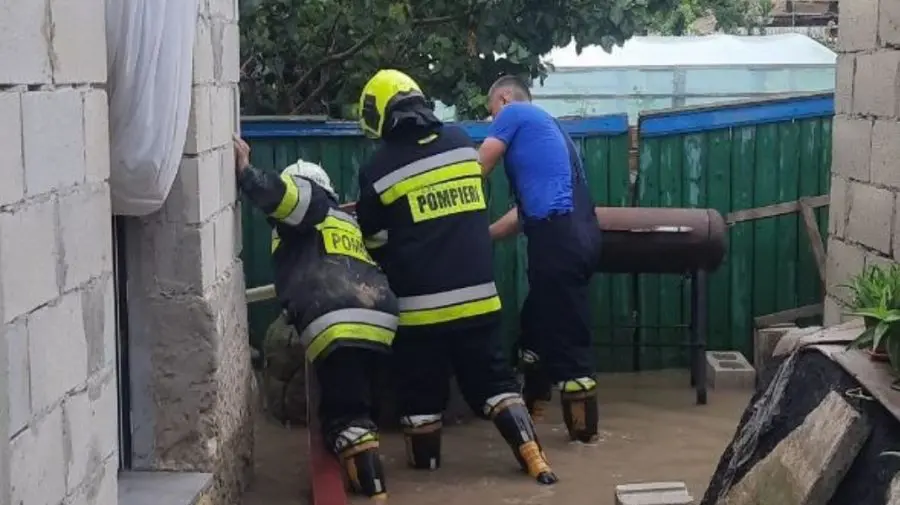 Ploile torențiale fac ravagii în Moldova: IGSU a intervenit în 13 situații, majoritatea la Telenești