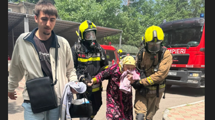 ”Fetița era acasă, spunea că arde, arde acoperișul” – Declarațiile proprietarului apartamentului cuprins de flăcări