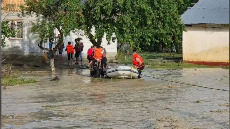 Inundații în România după creșterea debitului râului Slimnic. Zeci de gospodării afectate și evacuări preventive
