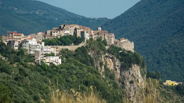 Încă un sat din Italia vinde case la 1 euro pentru a combate depopularea