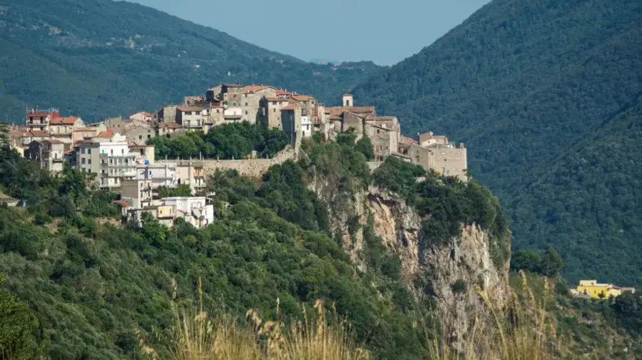 Încă un sat din Italia vinde case la 1 euro pentru a combate depopularea