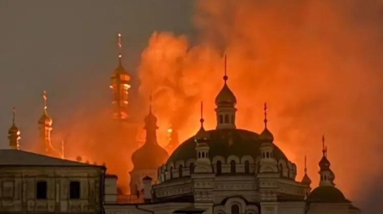 Kiev, sub atac: incendiu la Lavra Peșterilor, 4 morți și 23 de răniți după bombardamente