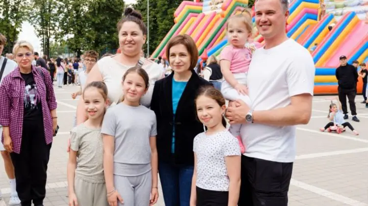 VIDEO Vizită la Stăuceni: Maia Sandu a sărbătorit Ziua Copilului și a vizitat noul sediu al Primăriei