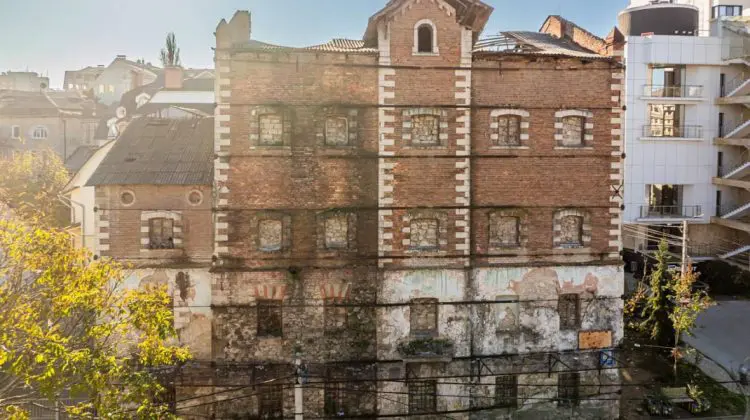 Clădirea abandonată a Morii Roșii ar putea fi readusă la viață. Ce se va construi în locul ei