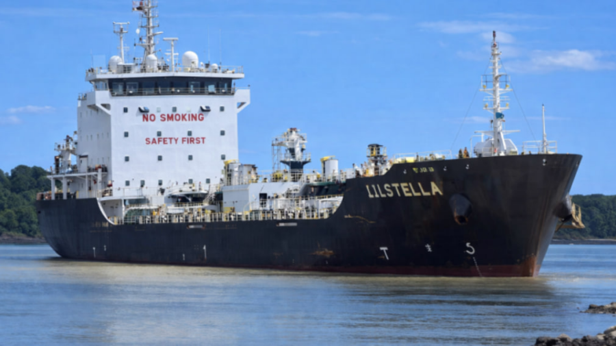 VIDEO Canalul Sulina, parțial blocat după eșuarea unei nave încărcate cu bitum