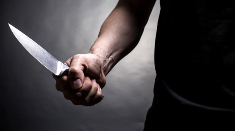 Bărbat, acuzat că a ucis un măturător, apoi a amenințat oamenii legii cu un cuțit. Pedeapsa pe care o riscă