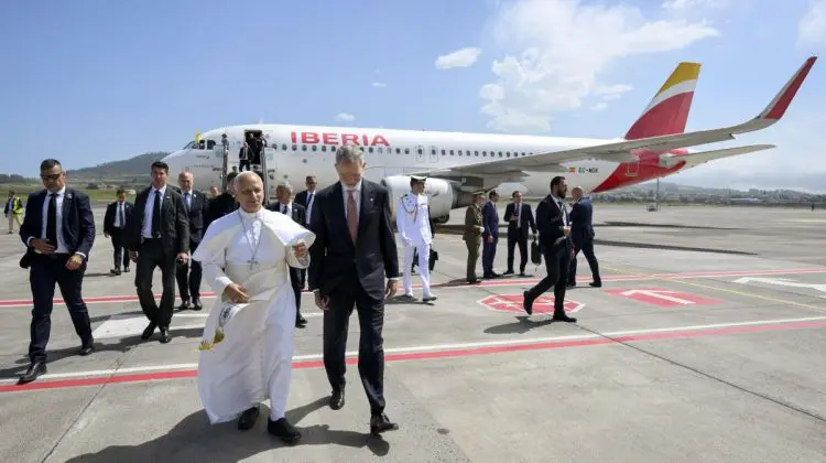 Avionul Papei Leon s-a stricat în Insulele Canare: Suveranul Pontif a fost dat jos din aeronavă înainte de decolare
