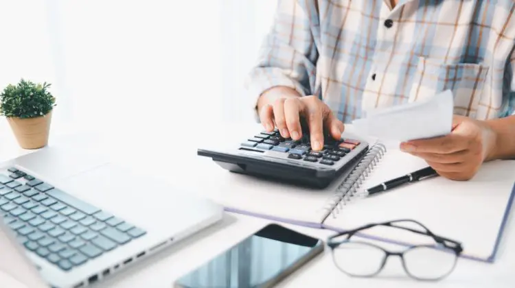 Moldovenii aflați la muncă peste hotare pot solicita pensia fără să revină în țară. Precizările CNAS
