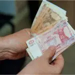Moldovenii de peste hotare, care au alocații pentru merite față de stat, vor trebui să prezinte „certificatul de viață”