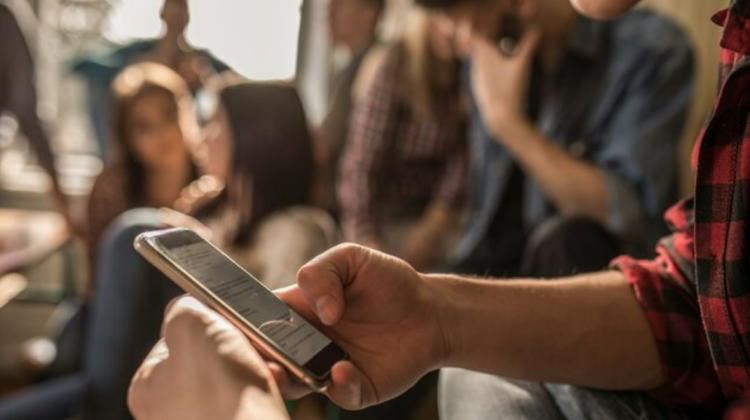 Interdicție dură în școli: elevii sub 16 ani, fără telefoane și smartwatch-uri. Nouă lege aprobată de guvernul Poloniei
