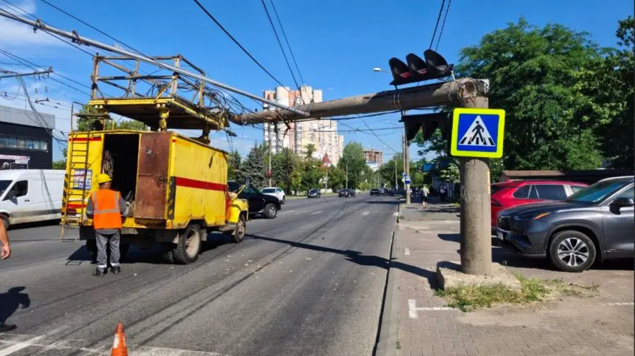 FOTO Un pilon electric s-a prăbușit în cartierul Telecentru al Capitalei. Traseul mai multor troleibuze – prescurtat