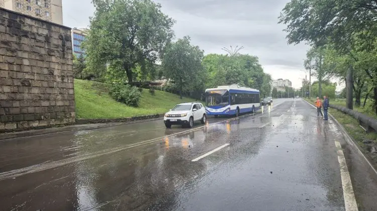 Primarul Chișinăului cere prudență maximă: ploi puternice și intervenții continue în oraș