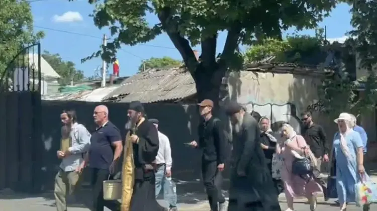 VIDEO Credincioși cu icoane și apă sfințită, pe strada București după marșul Chișinău Pride