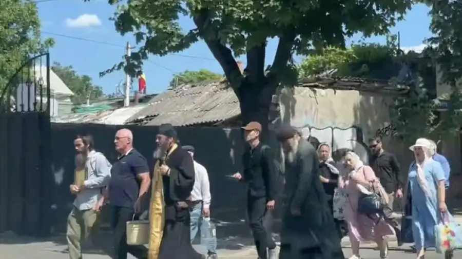VIDEO Credincioși cu icoane și apă sfințită, pe strada București după marșul Chișinău Pride
