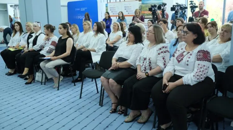 35 de profesori de limba română din școlile alolingve vor urma cursuri de formare profesională în România