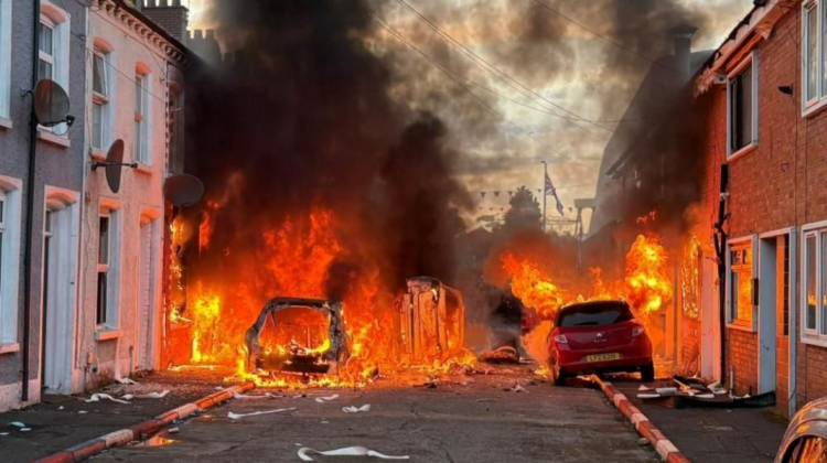 VIDEO Capitala Irlandei de Nord, în flăcări după proteste de amploare izbucnite în urma unui atac cu cuțitul