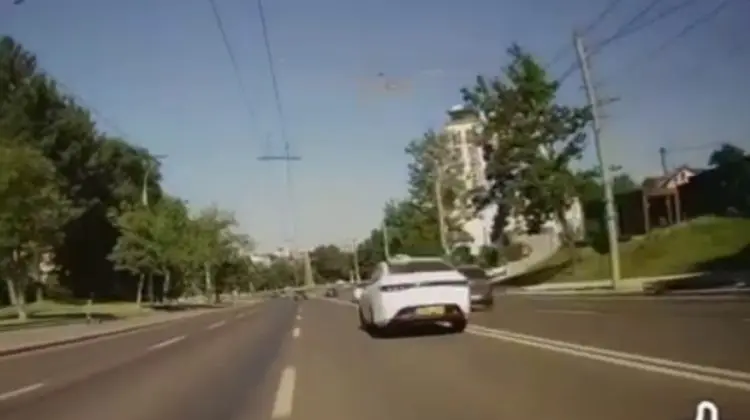 Șofer filmat când mergea pe contrasens cu viteză în Chișinău. A fost găsit și amendat