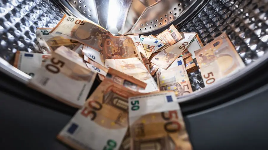 Specialiștii în combaterea spălării banilor, certificați. Se reduce un post de șef adjunct, pentru a finanța cursurile