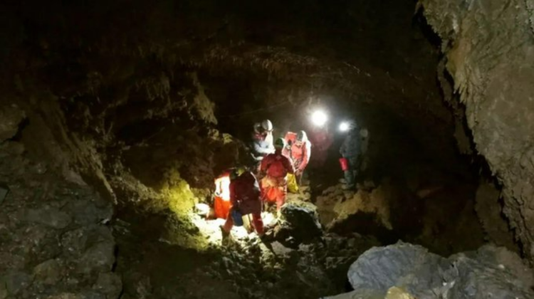 53 de salvatori au salvat un bărbat blocat într-o peșteră din Italia, la o adâncime de 120 de metri