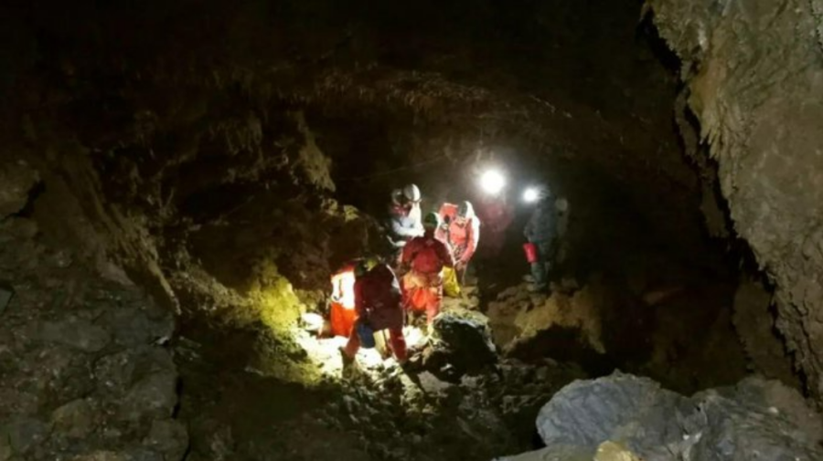 53 de salvatori au salvat un bărbat blocat într-o peșteră din Italia, la o adâncime de 120 de metri