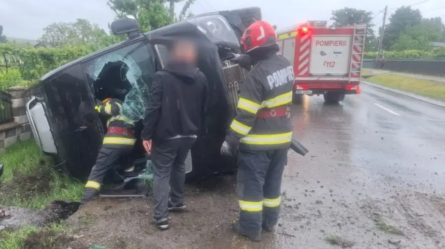 Microbuz cu moldoveni implicat într-un accident în Suceava: mai multe persoane rănite