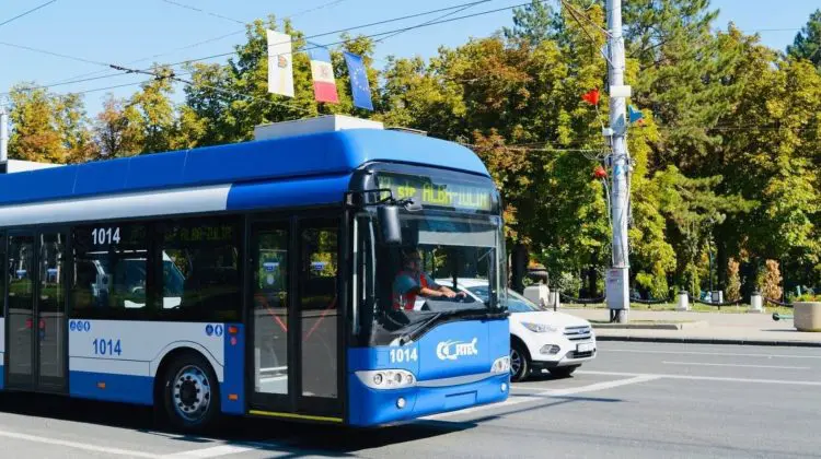 Deranjament la rețeaua de contact din Chișinău. Circulația troleibuzelor, perturbată