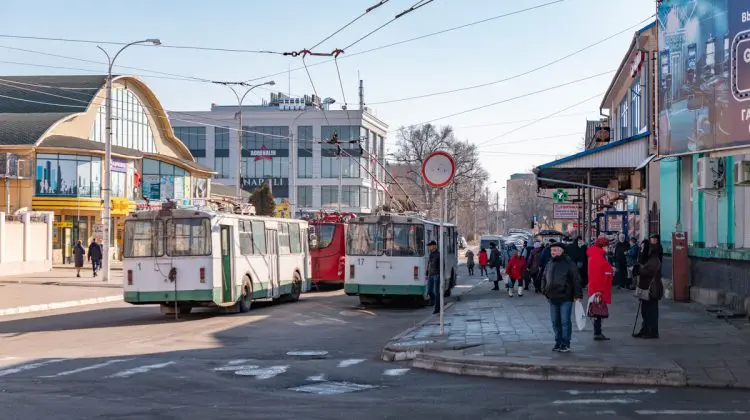 Șocant! Un copil de 7 ani, spitalizat după ce s-a rănit când ieșea din troleibuz