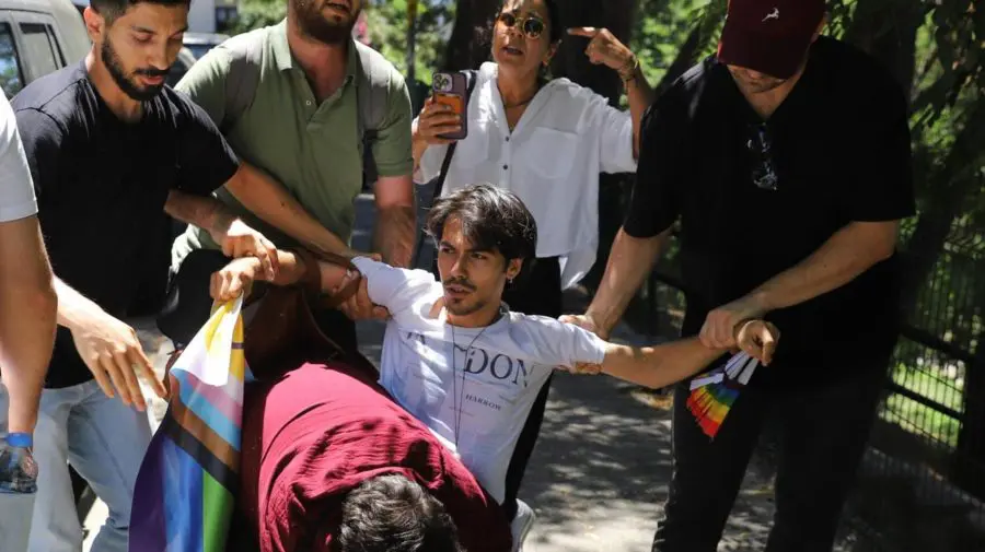 VIDEO Zeci de persoane, reținute la Marșul Pride din Istanbul, după ce autoritățile au interzis manifestația