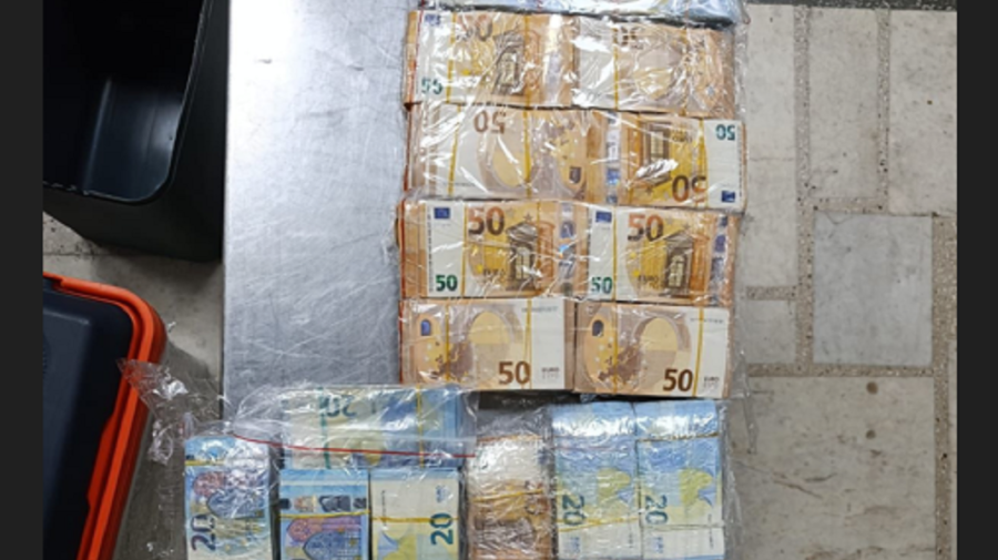 Descoperire la vama Leușeni: Peste 168.000 de euro, ascunși într-o ladă frigorifică