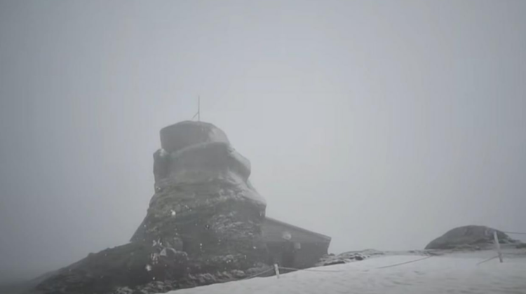 VIDEO Iarnă în plină vară? Vârful Omu complet alb