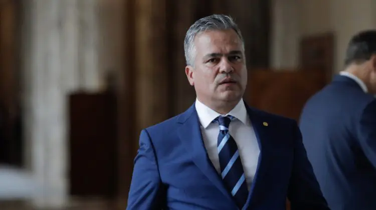 Guvernul Adrian Veștea cere votul Parlamentului. A început ședința din plen