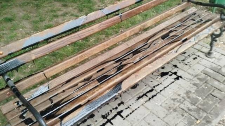 FOTO Ce deranja? Mai multe scaune au fost stropite cu vopsea într-un scuar din Chișinău