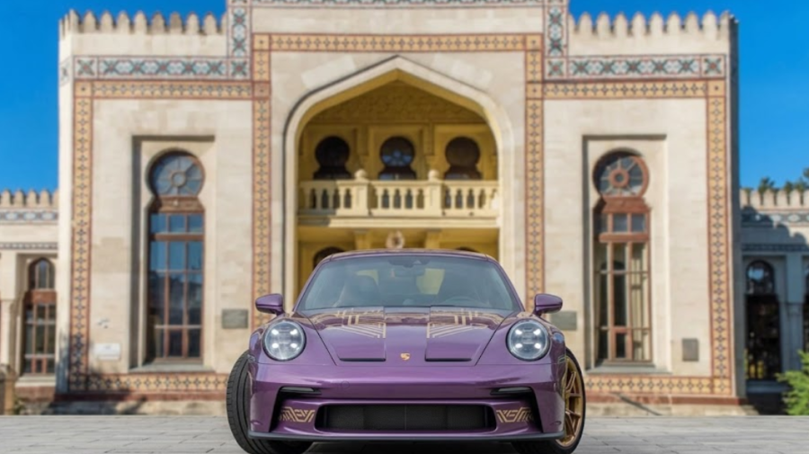 Covoare vechi, costume populare și un Porsche: Muzeul de Etnografie, gazdă pentru un bolid unicat