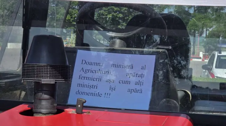 Protestul fermierilor escaladează: Coloana de tractoare se îndreaptă spre Vama Sculeni, iar poliția intervine